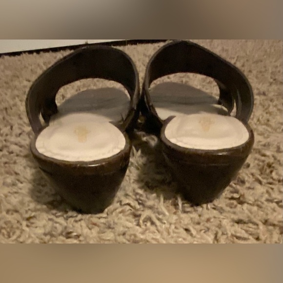 East 5th Brown Crocodile Slide Sandals, 7M - Picture 3 of 6